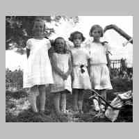 073-0049 Kinderzeit in Petersdorf. Von links Liesbeth, Evi, Hildegard und Jutta.jpg